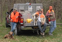 Dan, of Braveheart Kennels, sits with Shelby the GSP, Shelby's owner, and a friend (with a Chesapeake Bay Retriever that knows he's not at his sort of event).